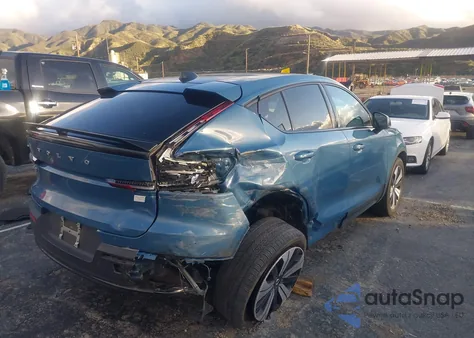 2023 Volvo C40 Recharge Pure Electric Twin Plus z USA, uszkodzony, nr VIN YV4ED3GL6P2065331